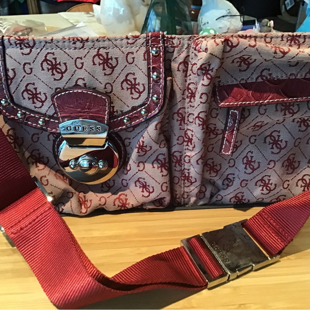 Woman’s belt bag.